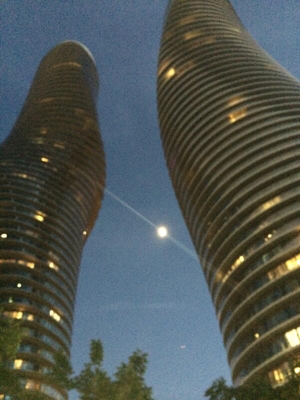 Me3ms's tweet photo. #nightfall never looked so #good #moons #SummerLovin #absolutetowers http://t.co/p082z1sKnY