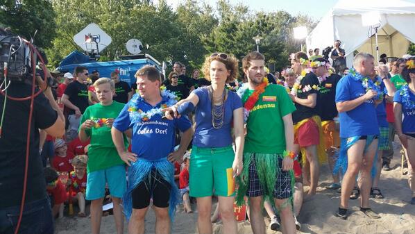 JaniBroda's tweet photo. Dolles Dorf Finale 2014 / Magic Lake #hrht @hr_hessentag http://t.co/4XU1TIDscB