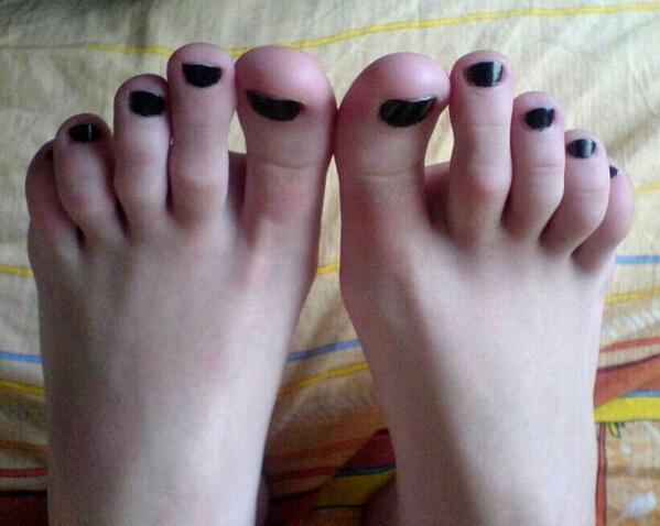 FeetRate's tweet photo. 90/100 #Feet #Toes #DarkBlue #Cute #Thick #Kik http://t.co/i7ZkgAUEMG