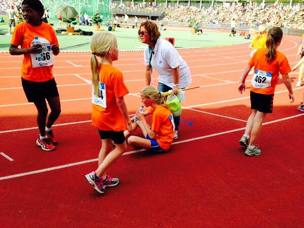 Picture of the finish of the 1000m Kids Run #AADrinkFBK
