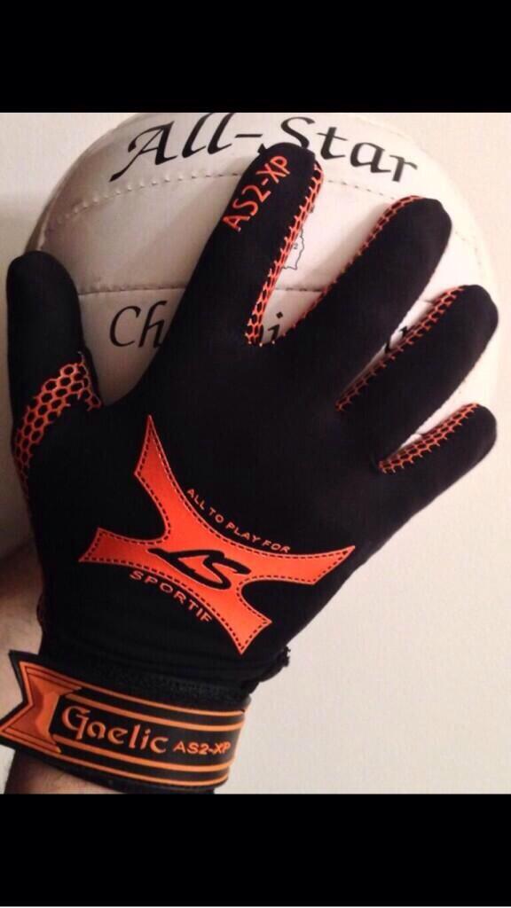 Blackouts99's tweet photo. RT &amp; FOLLOW BOTH to Win! With thanks to @LeeLeesport we're giving away 5 pairs of gloves! #Blackouts #LeeSports http://t.co/HBXvvsNoAZ
