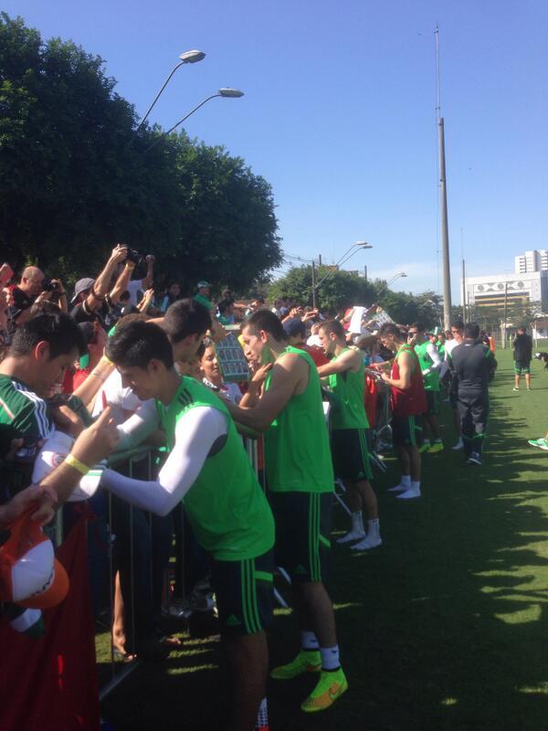 AztecaDeportes's tweet photo. Seleccionados Aztecas dando autógrafos en la práctica. Foto (@miseleccionmx). http://t.co/y5MPjHdCxv