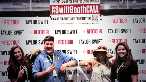 theluckyones_13's tweet image. @TSwiftOnTour @shillig23 &amp;amp; @kgraden19 with the @taylornation13 girls at #SwiftBoothCMA!