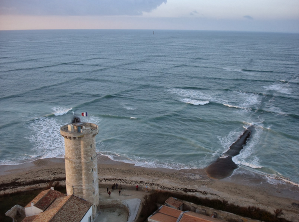 _Paisajes_'s tweet photo. Esto es lo que pasa cuando dos frentes de olas que viajan en ángulos oblicuos se cruzan. Se llama 'cruz del mar'. http://t.co/kbFaNiUZ1k