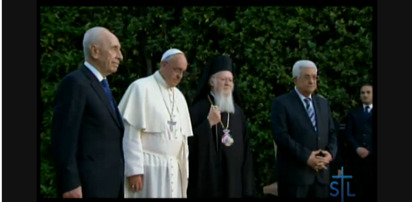 saltandlighttv's tweet photo. #PopeFrancis, #PatriarchBartholomew,#Peres, #Abbas at the end of the #InvocationForPeace #PrayforPeace http://t.co/oqKvIeCfFr