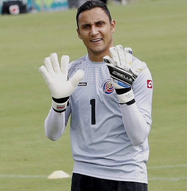 Keylor al Twitter: "Con mis nuevos guantes SELLS el Mundial!!! http://t.co/8Eakktgvbz" / Twitter