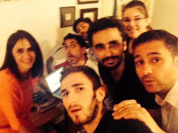 MelaniOlivaresM's tweet photo. Intentando ver el capítulo!!!! Esto sólo nos pasa a nosotroooooos!!! http://t.co/3vy5znMoct