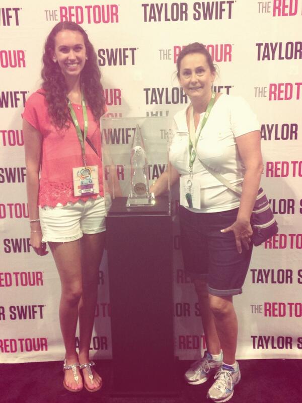 madisonhayes12's tweet image. Me and mamma with @taylorswift13&apos;s CMA award❤️ #SwiftBoothCMA