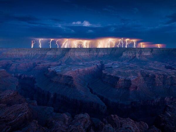 Impresionante tormenta eléctrica sobre el Gran Cañón.
Fotografía de Dan Ransom.