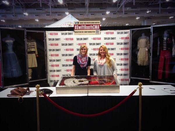 Tayloryoung122's tweet image. #SwiftBoothCMA so great to finally meet the girls behind @taylornation13 what gems! 😁💙