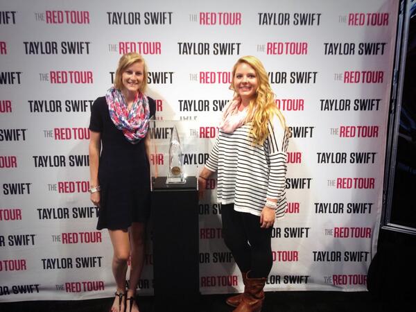 Tayloryoung122's tweet image. #SwiftBoothCMA so great to finally meet the girls behind @taylornation13 what gems! 😁💙