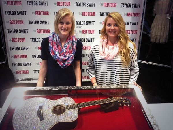 Tayloryoung122's tweet image. #SwiftBoothCMA so great to finally meet the girls behind @taylornation13 what gems! 😁💙