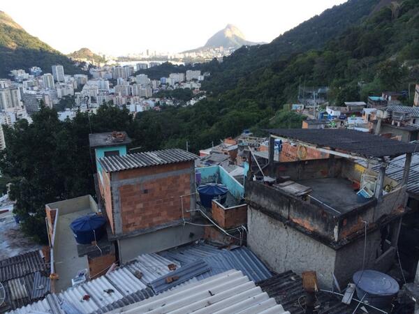 pablogentili's tweet photo. Desde aquí, desde el "morro", desde el Río de Janeiro de los pobres, la @gargantapodero nos contará el Mundial. http://t.co/v3DIJ7DJE7