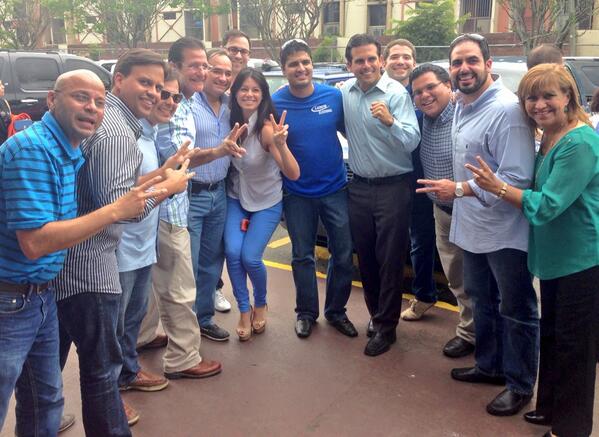 valeriemrodz's tweet photo. ¡Celebrando! Junto @ricardorossello @LuisRiveraMarin @MargaritaNolasc y José Sánchez #TeamWork #YoCreoEnLeo  #LMEPV http://t.co/LW9su8qRwd