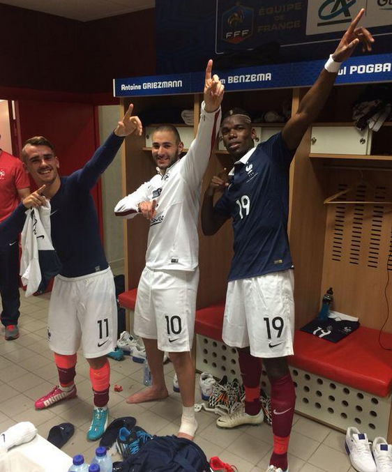 Na de 8-0 zege op Jamaica een klein feestje in de kleedkamer van Frankrijk. #griezmann #pogba #benzema