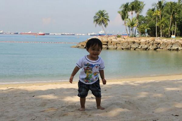 Vi_dhi's tweet photo. @oilalaa @tesyasblog  #kuis #keckeckeldu lari lari di pasir Palawan Beach, Sentosa Island, Singapore asik banget loh. http://t.co/HD6kqTH6nR