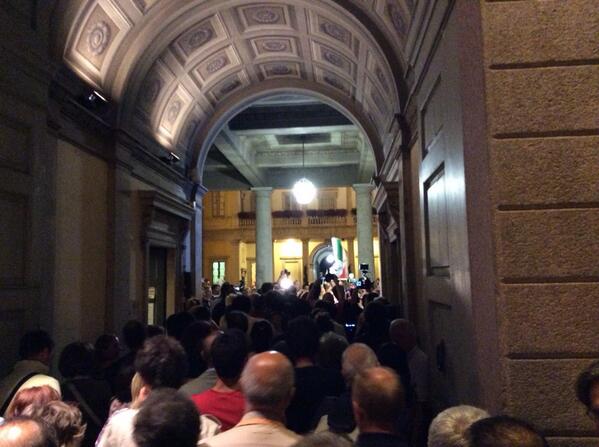 ggXbg's tweet photo. Assalto al palazzo @giorgio_gori http://t.co/BTzIvj5Z8d