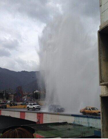 EUtrafico (@eutrafico) on Twitter photo RT <a href="/Ykalviarez/">Yessika Alviarez 🇻🇪</a>: No es una fuente, es una tuberia rota en la autopista a la altura de Catia RT <a href="/Ykalviarez/">Yessika Alviarez 🇻🇪</a>: No es una fuente, es una tuberia rota en la autopista a la altura de Catia