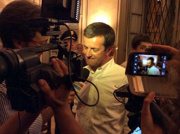 ggXbg's tweet photo. "Scusa se ti ritardiamo ancora il brindisi" @giorgio_gori http://t.co/6w34dHy01J