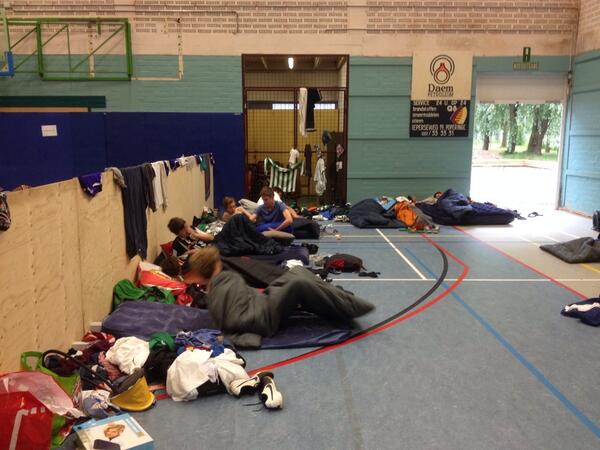 markvanL's tweet photo. Wat een oorverdovende stilte na 2 nachten in sporthal, 7 voetbalteams en snurkers en lawaaimakers 2x3 u slaap geeuw http://t.co/PfbsEu59rZ