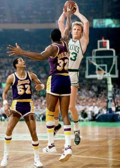 HoopsThrowbacks's tweet image. 30 years ago, Larry Bird led the @celtics to a 121-103 Game 5 Finals win over LA with 34 points in 98 degree temps