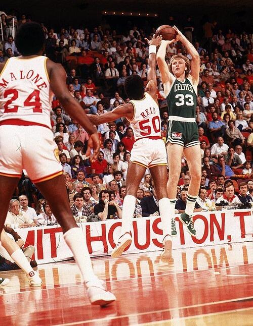 HoopsThrowbacks's tweet image. 29 years ago today, Larry Bird's triple-double led the @celtics to their 16th NBA title over Houston