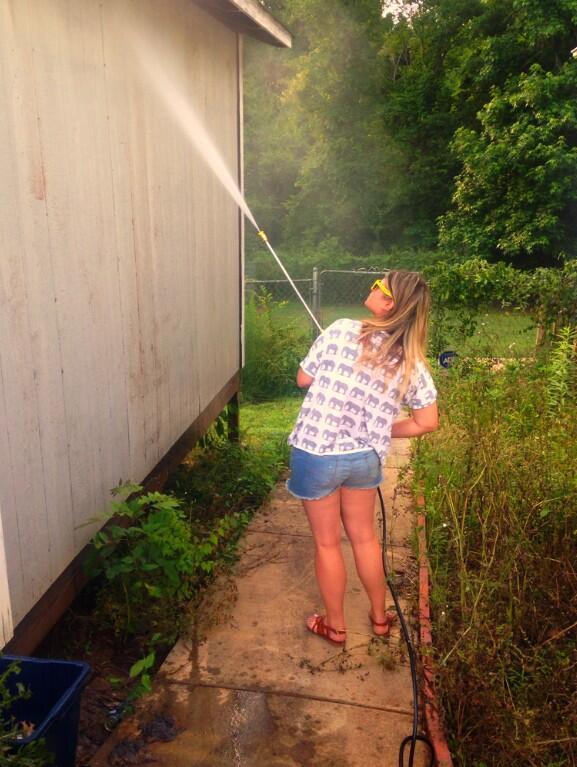 _softsound's tweet photo. Watch out world - woman with a pressure washer #missindependent http://t.co/RTpOELleA8