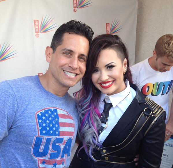 ddlovato's tweet image. Latino #Lovatics!!! Just ran into Gabriel from #LaFamiliadeHoy #carewithpride, check em out!!! facebook.com/lafamiliadehoy