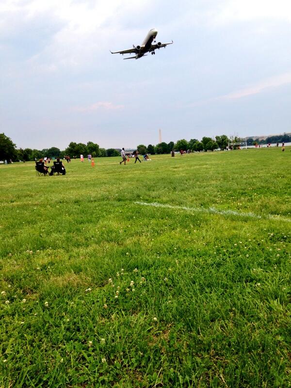 DCgreenSpace's tweet photo. Some nice green space here at gravelly point park watching airplanes fly into @Reagan_Airport http://t.co/Y9iAyvNWry