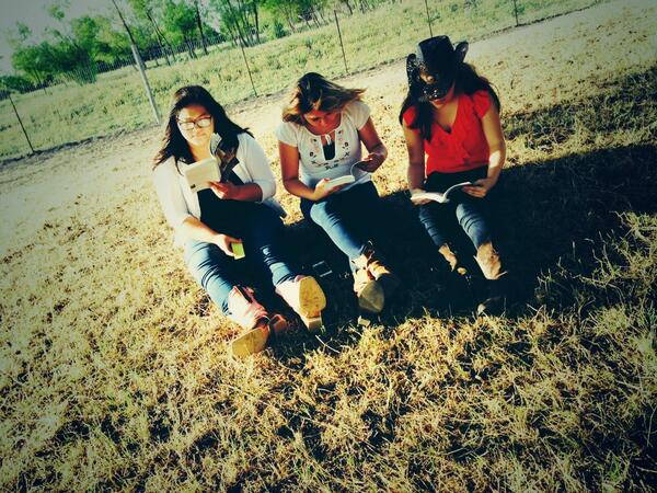 paola__calderon's tweet photo. Great way to read this book! Amazing weather and some friends!😊 @Crystal_2016_ @Baleria2016 http://t.co/JLwvpDw6B6