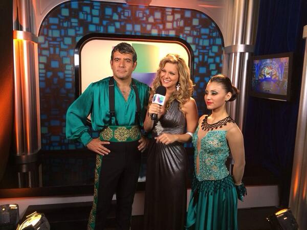 AraRangel's tweet photo. Disfrutando de @SANDARTI y @kariale27 😁 besos y se les extraña 😘👏 http://t.co/3F4zxrmMn7