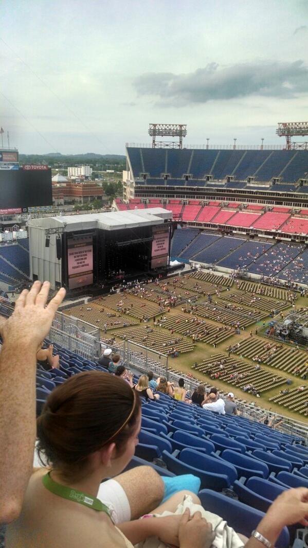 arm92490's tweet photo. #chevyCMA http://t.co/kjnPuy5fFf