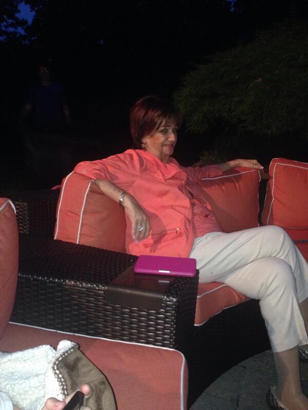 samigoldglit's tweet photo. She dressed for the couch http://t.co/gVjYggcXZj