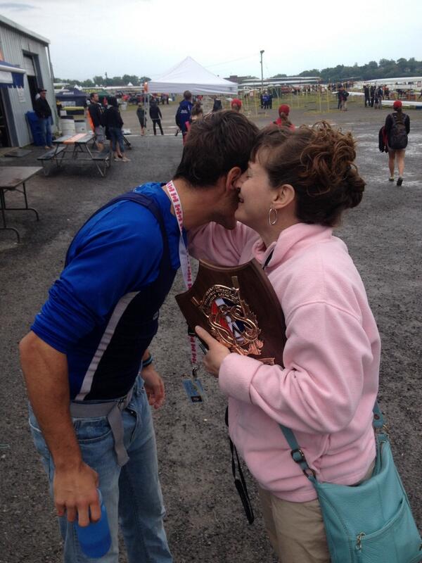 vcrcjrrow's tweet photo. Patrick Keane's mom congratulating and holding his @rowCSSRA 1st place plaque for light men's 1x #multitasking http://t.co/QaEuWfj4yd