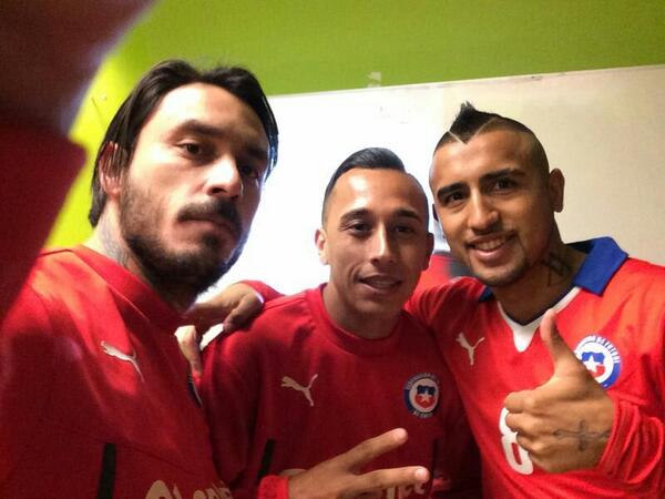 kingarturo23's tweet photo. con Fabi y @pinigol51  preparándonos para estar en la batalla del Viernes !!! Vaaamooss Chileee!!! http://t.co/ncXQwVnR2d