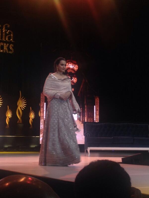 shilpig's tweet photo. #iifa moments! @sonakshisinha ! http://t.co/cbxqWyLxNU
