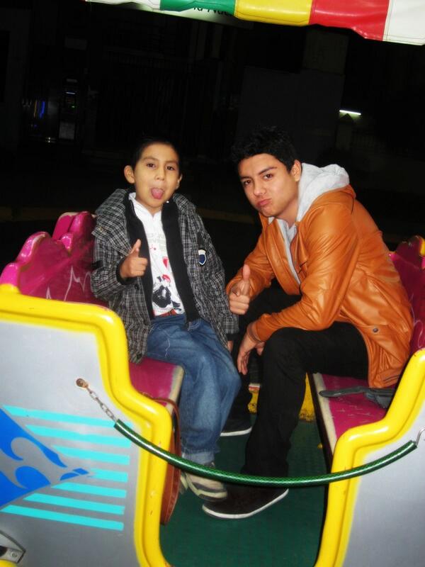 D_Vasquez_Z's tweet photo. #Paseando con el #infiltrado xD 
en el carrito chonguero :v http://t.co/ARh5nqQaKs