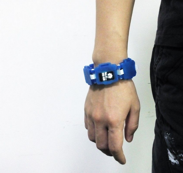 HardwareWithYou's tweet photo. #HardwareWithYou Open source wearable smart watch http://t.co/JM7YMnIFff http://t.co/JzRla4RR0j