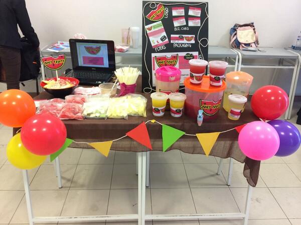 momomkhtrmi's tweet photo. Come come to our booth! We sell juices and cut fruits in the class 😑 #entproject http://t.co/MRawVnc8yZ