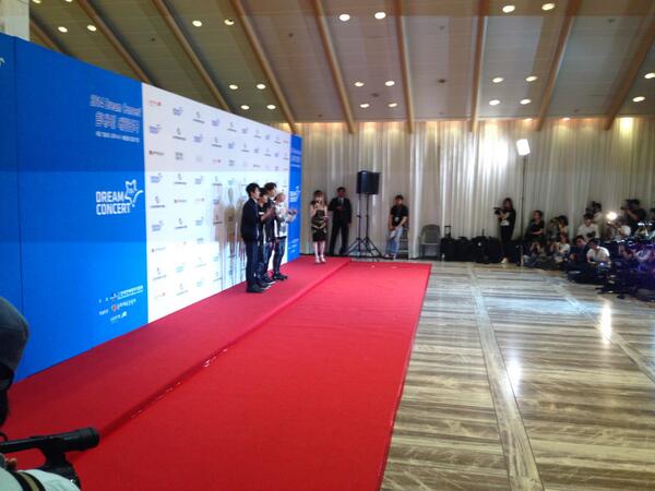 OFFROAD05's tweet photo. 지난 토요일 (6월7일) 드림콘서트 참여한 오프로드의 "포토월" 프레스 타임 모습!
기자분들의 많은 카메라 플레쉬 세례속에 당당하고 포부 가득찬 우리 오프로드 멤버들의 멋진 무대를 다짐하는 모습! http://t.co/RG8wst1TjC