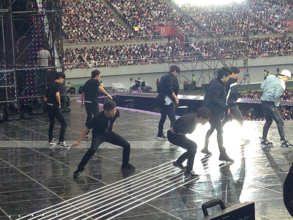 OFFROAD05's tweet photo. 드림콘서트 본 무대에서 열정과 패기가 넘친 오프로드의 "헤드뱅잉" 공연 모습! 6만 관중의 환호속에 오프로드만의 파워풀한 무대로 관객들의 시선을 사로잡았습니다.(^^) http://t.co/59729m4HBy