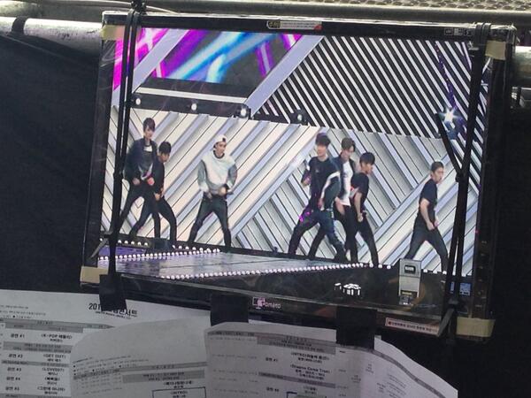 OFFROAD05's tweet photo. 드림콘서트 본 무대에서 열정과 패기가 넘친 오프로드의 "헤드뱅잉" 공연 모습! 6만 관중의 환호속에 오프로드만의 파워풀한 무대로 관객들의 시선을 사로잡았습니다.(^^) http://t.co/59729m4HBy