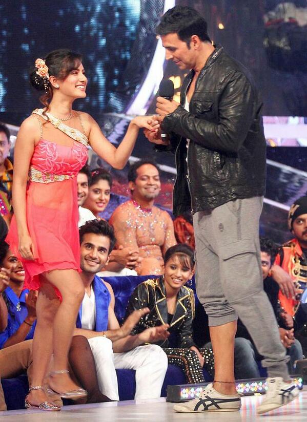 ImKumar786's tweet image. Akshay Kumar with Contestant Pooja Ghose on the sets #JDLJ @ColorsTV