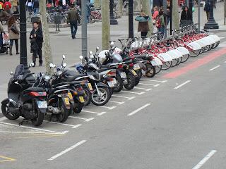 Al imponer una ley en contra de estacionar las motocicletas arriba de las banquetas, deben asignar lugares para ellas