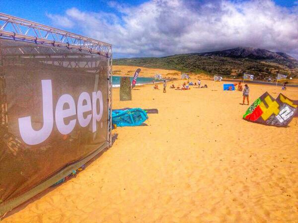 RuSardi's tweet photo. Tarifa @Jeep_es #Renegade Que pasada! #JeepTarifa @Masters_kite #kitesurf #surf #TMK14 #jeep @T_windsurfing http://t.co/JyzcRMlEdw
