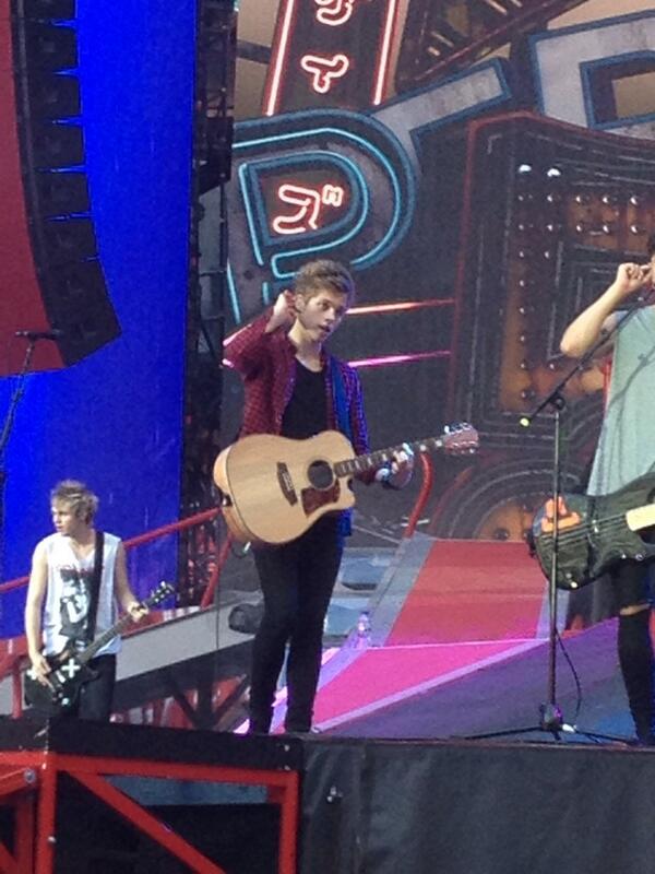 gimmethatmikey's tweet photo. RT THIS
FOLLOW EVERYONE WHO RTS 

#ImTheRealLukeHemmingsFolllowParty #ImTheRealLukeHemmings http://t.co/BnGWunlOd4