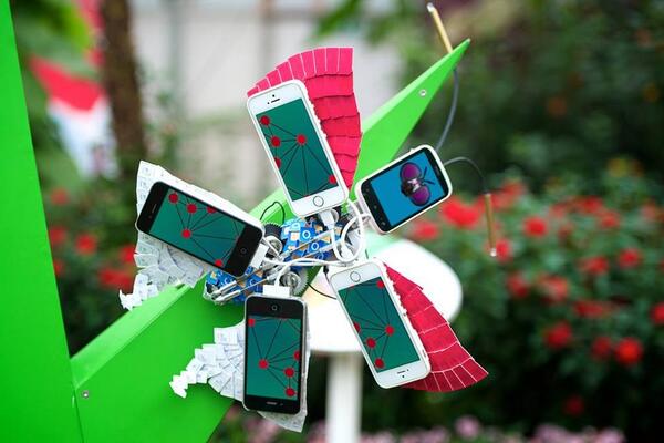 O2's tweet image. Butterflies out for the summer. Unloved tech transformed with #O2Recycle - o2lin.kr/O2Butterflies