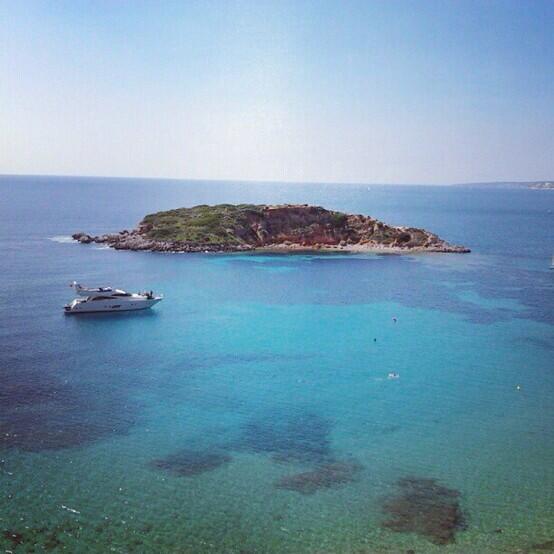 debbyRG23's tweet photo. Yo se de unos que se van a la playa @m_alvarez7 #DayOff #Beach #Portals #Mallorca #LoveMyLife😎😊 http://t.co/Fk16oJ9AHF