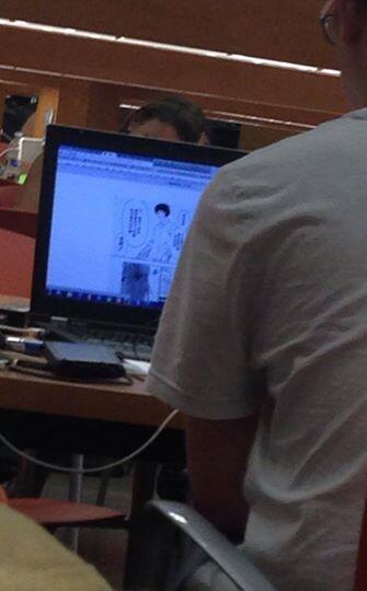 InformerCEUVLC's tweet photo. Asiático más de media hora leyendo cómics en chino. Cada uno se toma el descanso como quiere!! http://t.co/glkMGbD5OZ