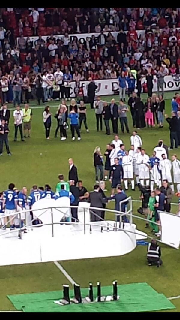 No1robbiefan's tweet photo. Best night ever @socceraid thanks @Tesco for the VIP tickets @Manf_27 @3039Transit @robbiewilliams http://t.co/BlZ246YLf5